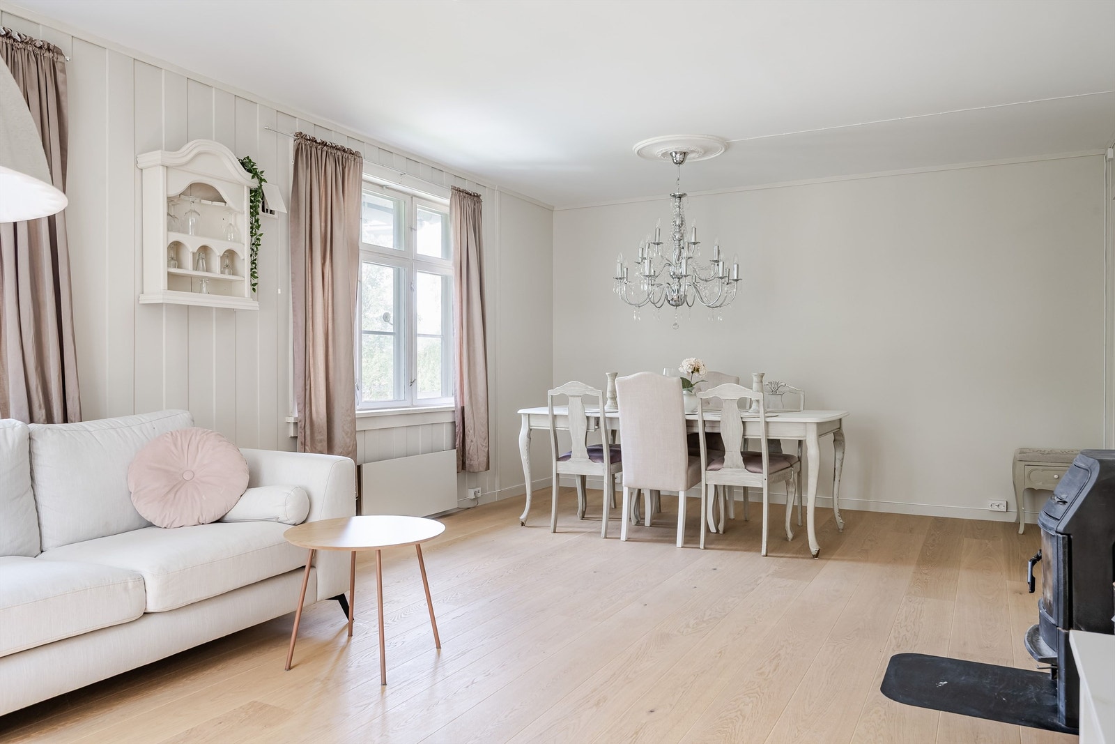 Kombinert stue og spisestue. Oppvarming med elektrisitet og vedfyring. Galleribilde