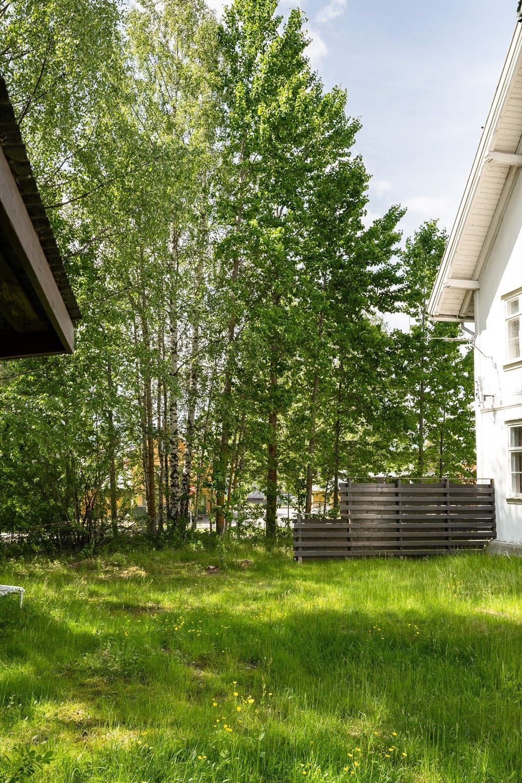 Eiendommen har enkelte små uthus og grøntarealer rundt bygget. Galleribilde