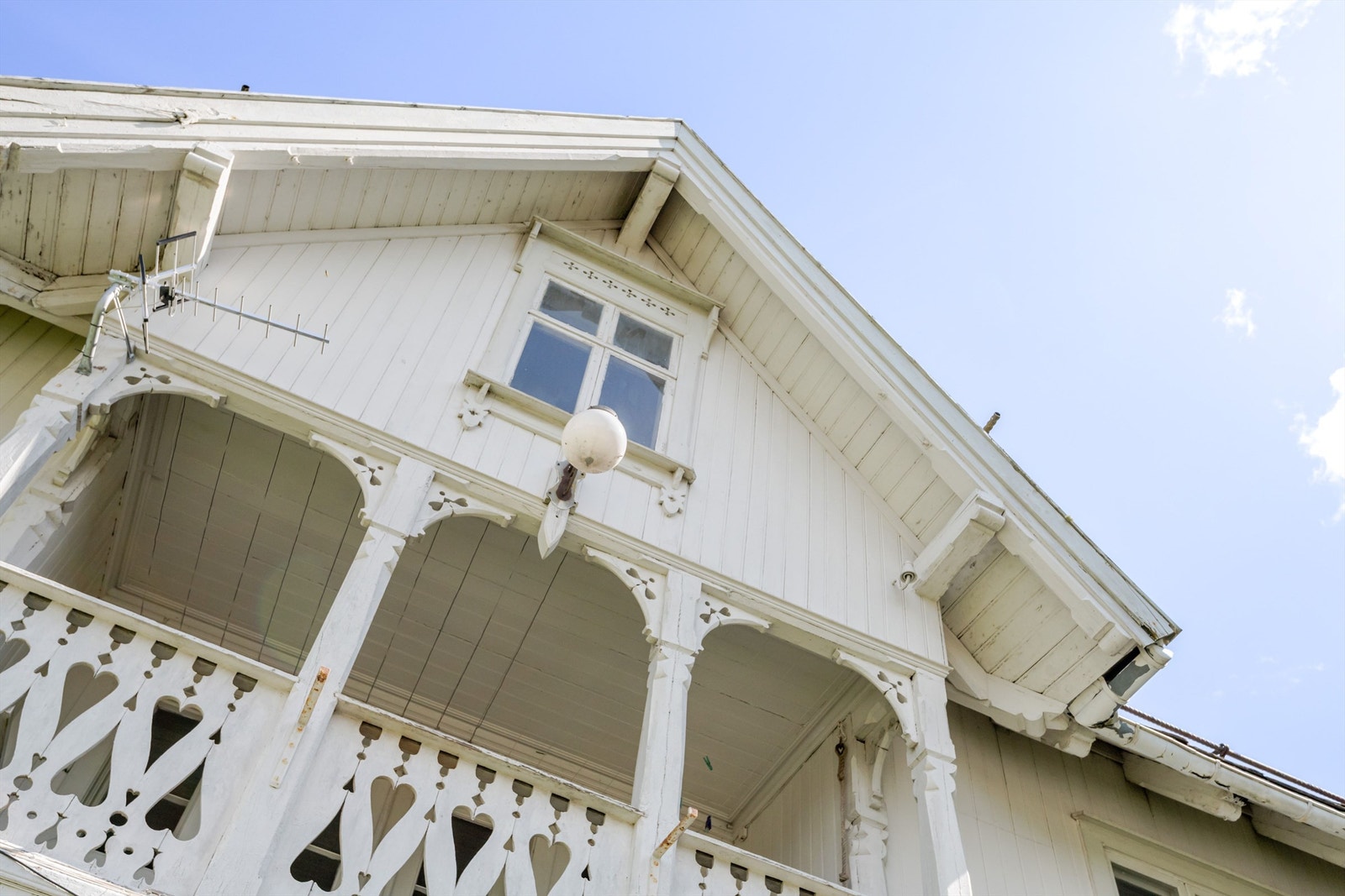 Bygningens fasade preges av klassisk trearkitektur og utsmykkede detaljer. Galleribilde