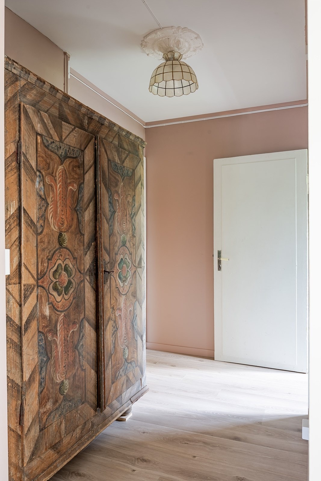 Gang med plass til oppbevaringsmøbel. Galleribilde