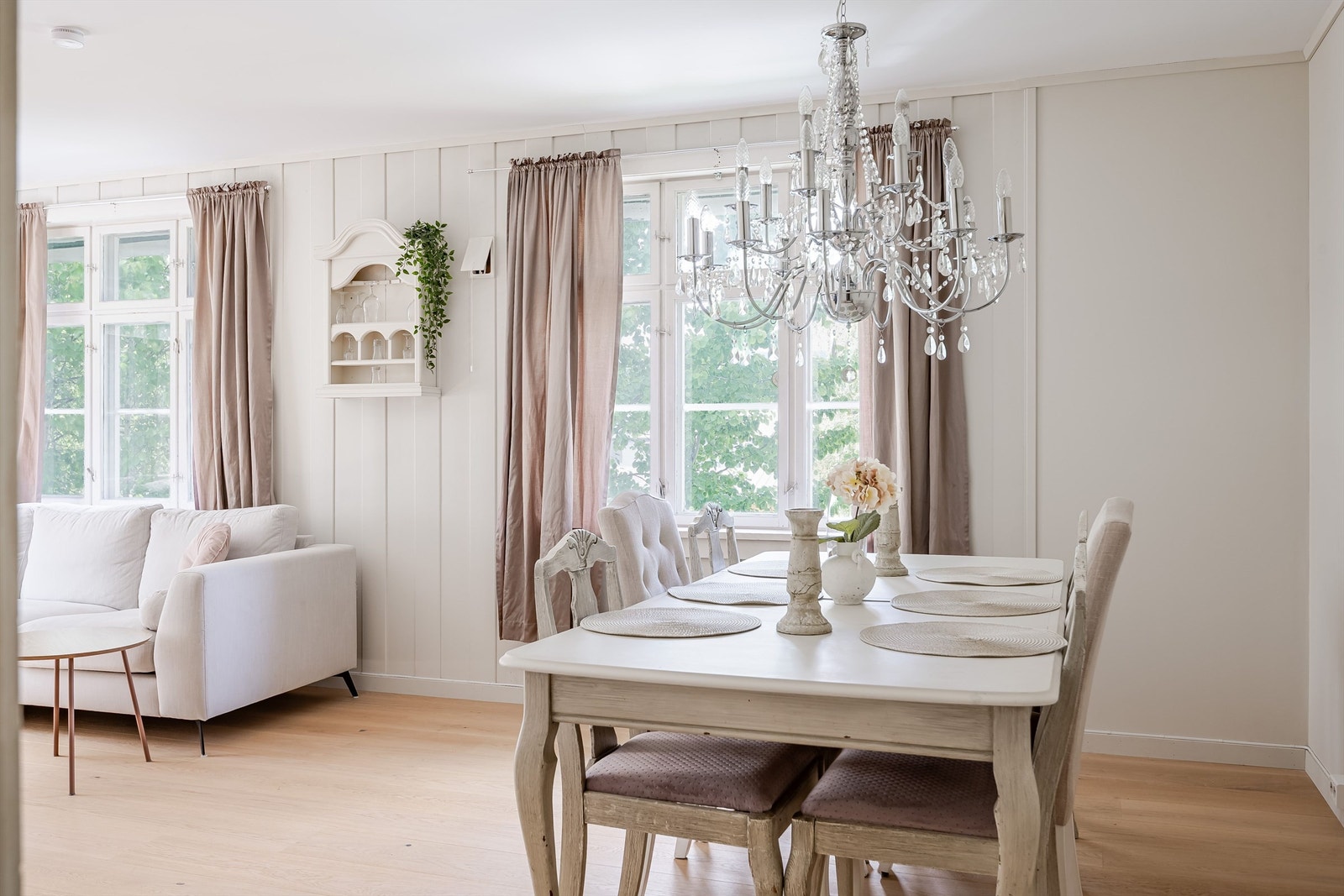 Hver leilighet i bygget er planlagt med stue, kjøkken, bad og to soverom. Galleribilde