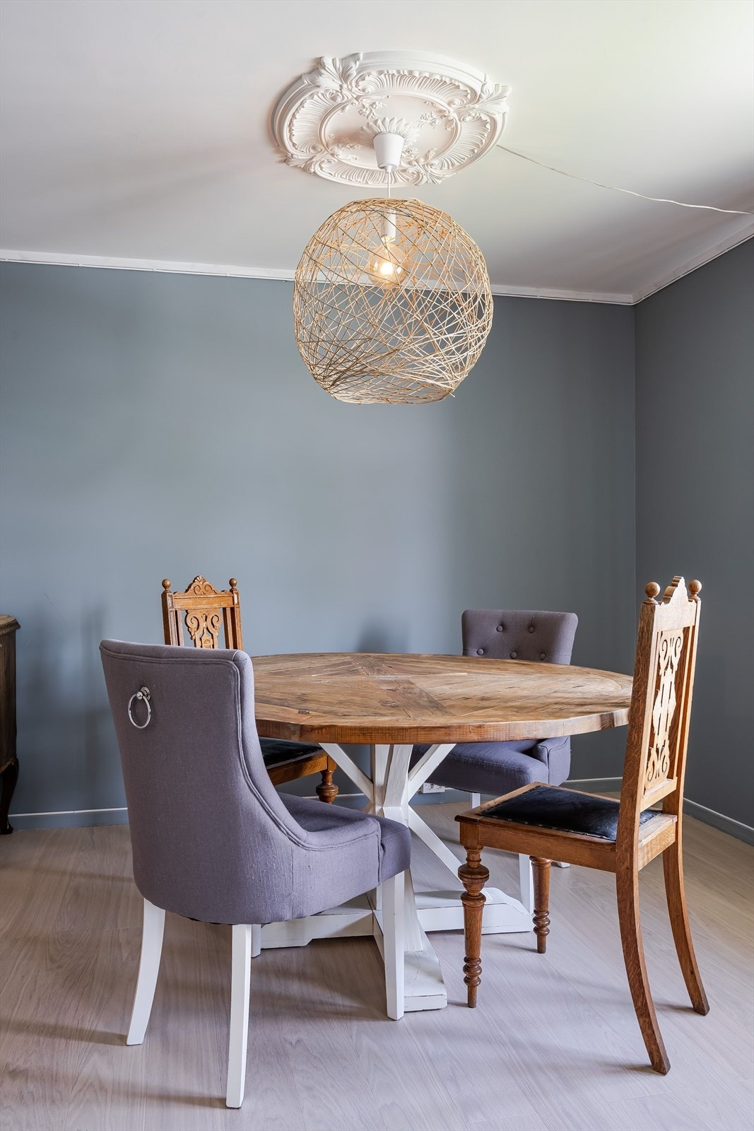 Takrosett i gips gir rommet et klassisk preg. Galleribilde