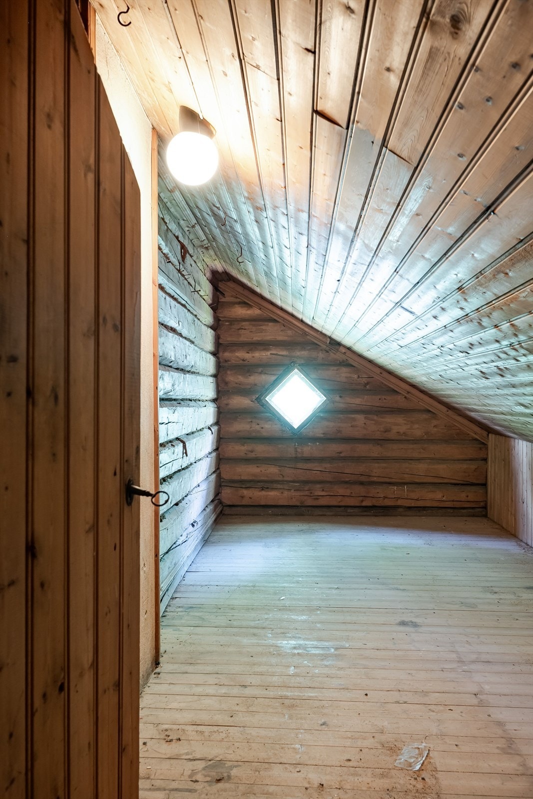 De uinnredede loftsrommene viser bygningens originale tømmerkonstruksjon. Galleribilde