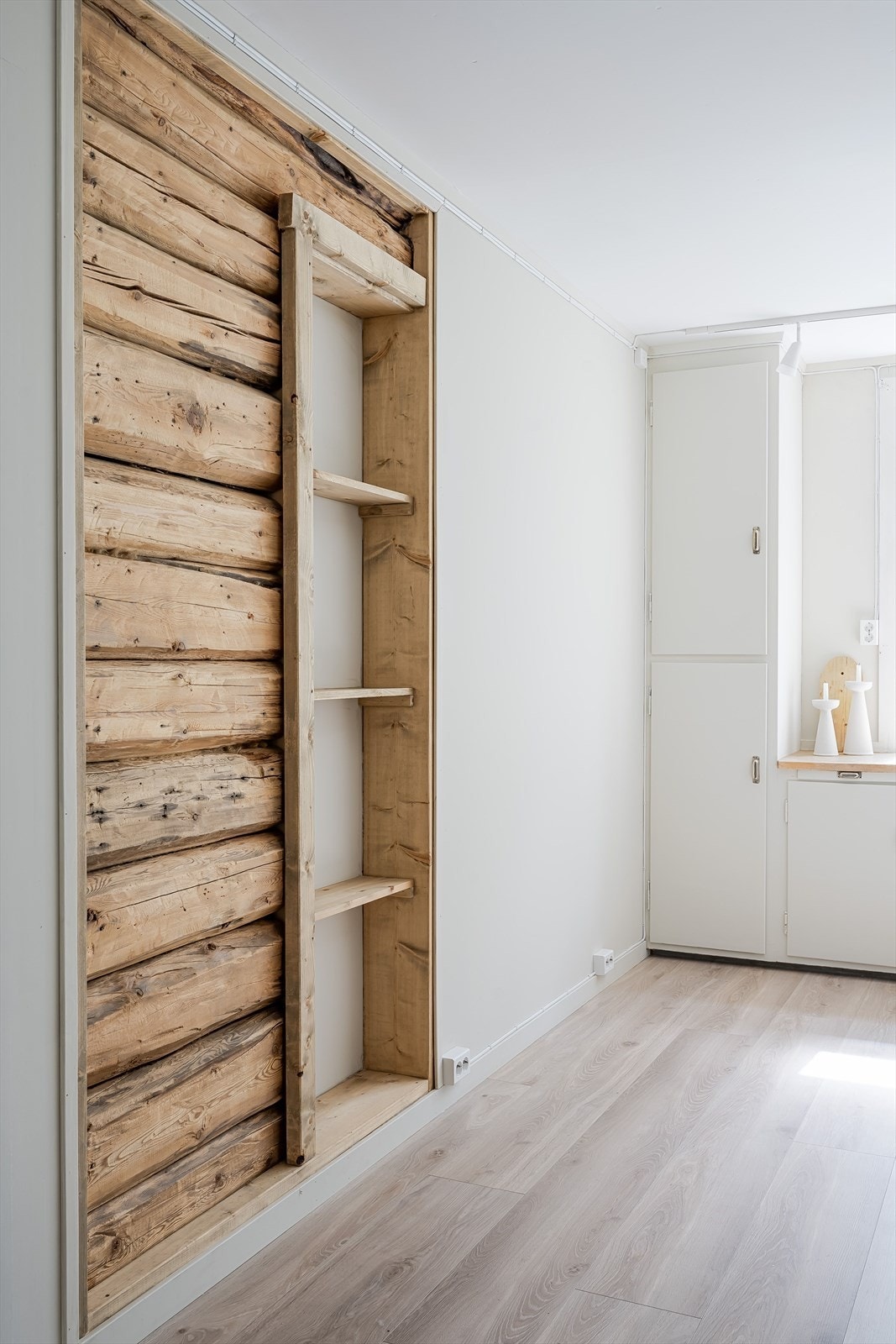 Den karakteristiske veggen gir sjarm inn mot kjøkkenet. Galleribilde