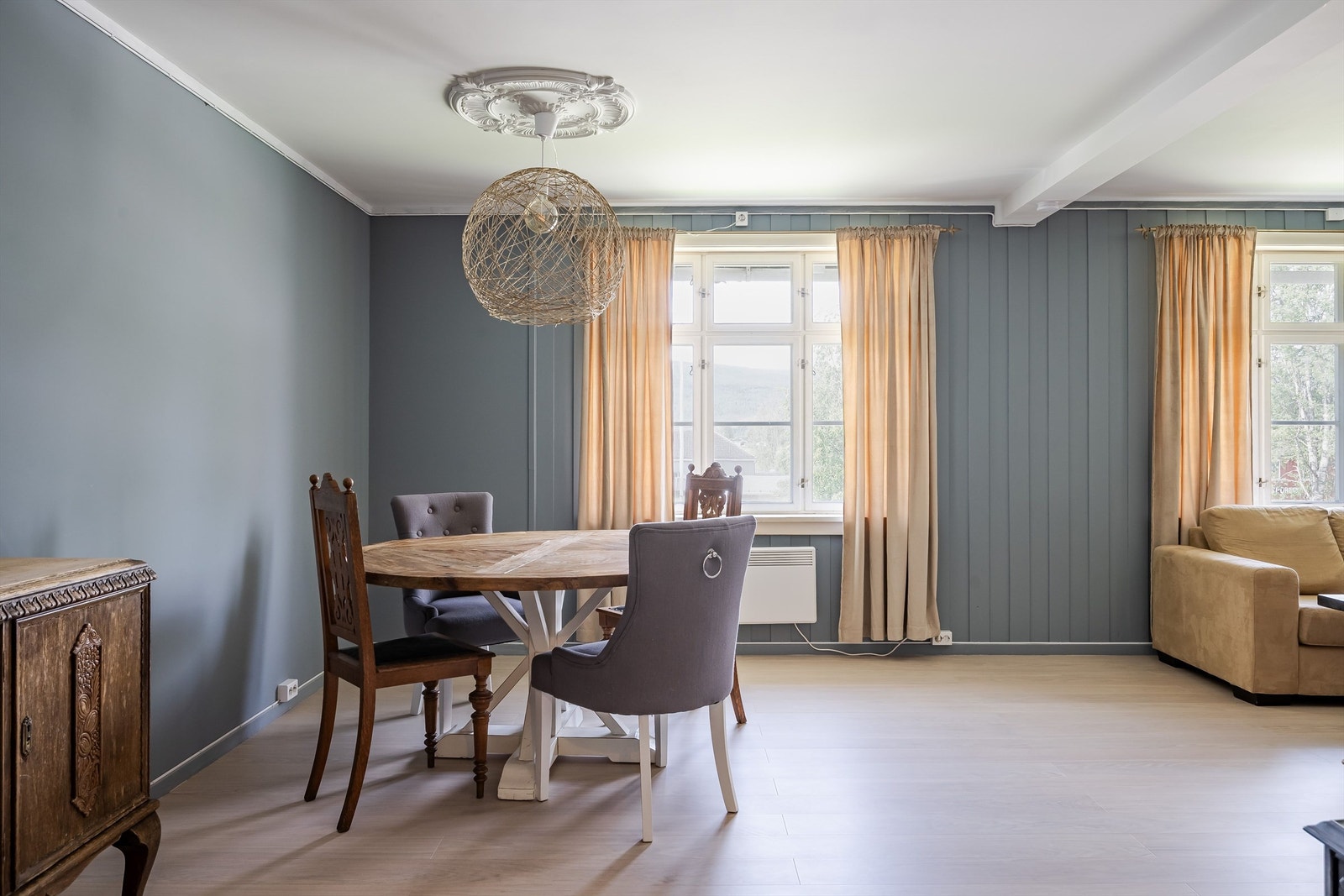 Leilighet C: Delikat stue med store vinduer mot vest. Også denne er oppgradert i 2024-25. Galleribilde