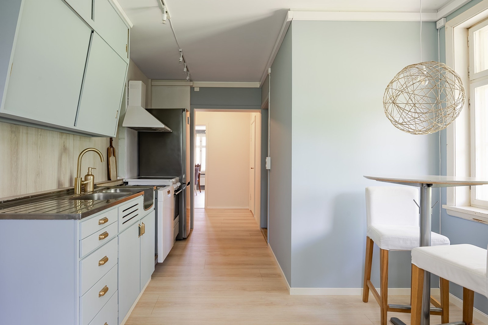 Kjøkkenet er funksjonelt innredet med god plassutnyttelse. Galleribilde