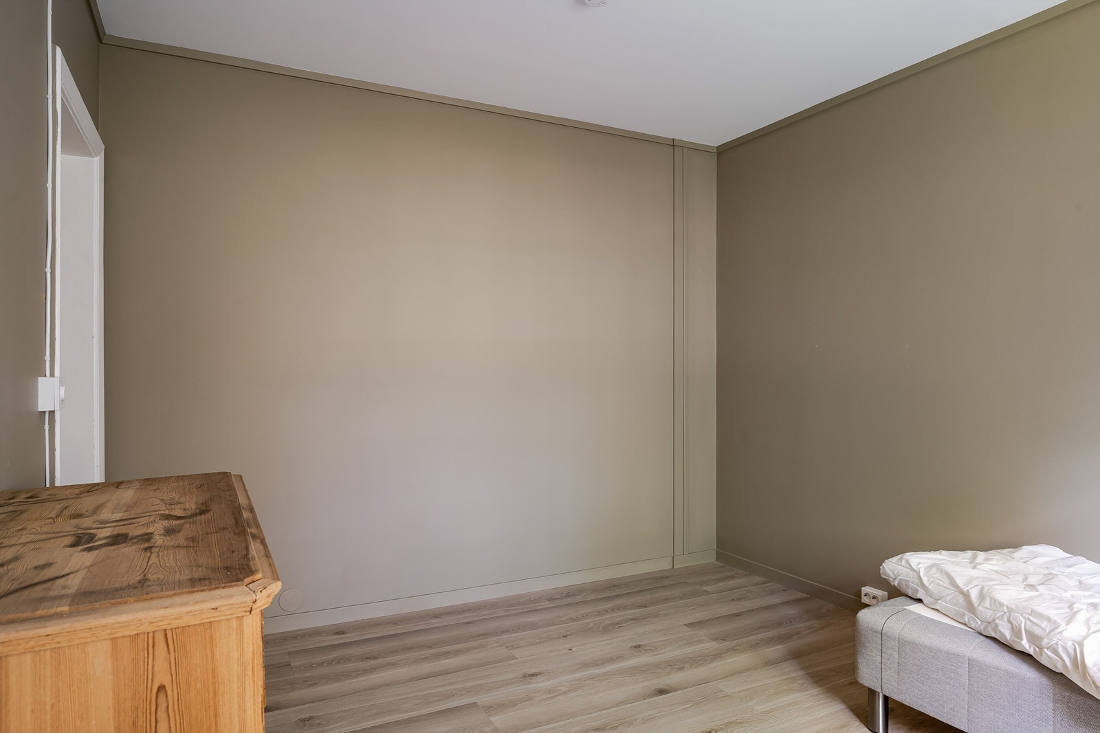 Rommet kan fint møbleres med både skap og kommode. Galleribilde