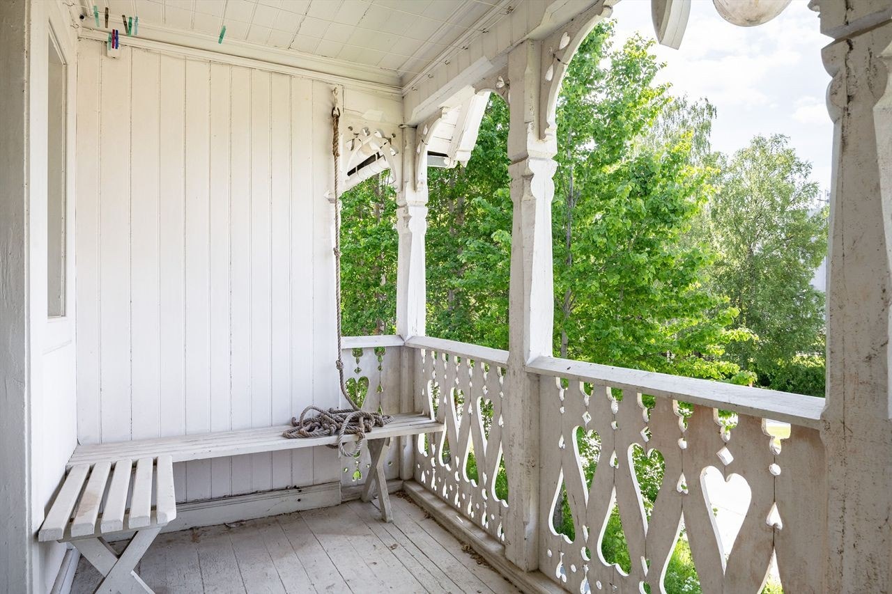 Veranda i 2. etasje har overbygg og plass til en liten sittegruppe. Galleribilde