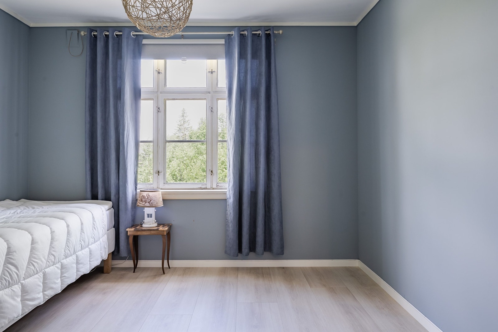 Hovedsoverommet har et eldre, ekstra stort vindu. Galleribilde