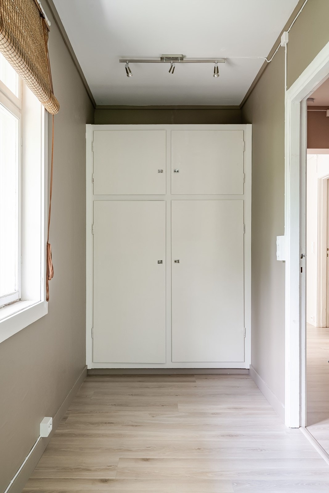 Praktisk, plassbygget garderobeskap i soverommet gir god oppbevaringsplass. Galleribilde