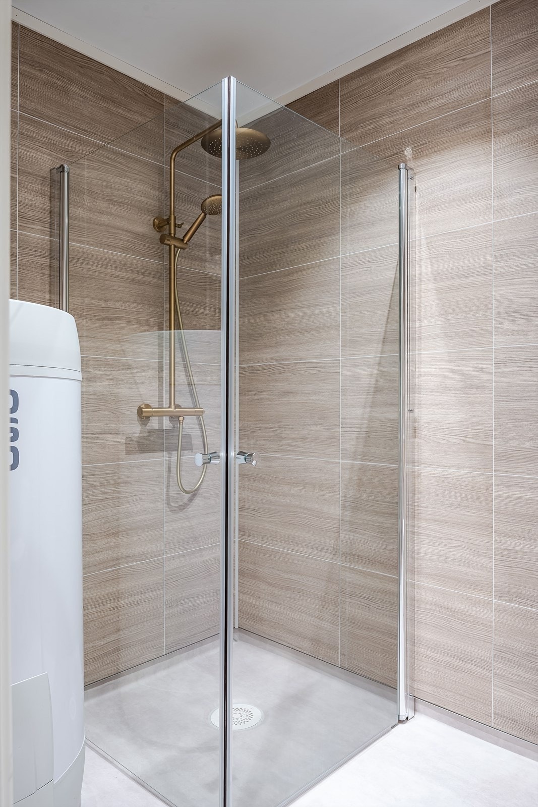 Badet har gulvbelegg med elektrisk gulvvarme. Downlights i både C og D. Galleribilde