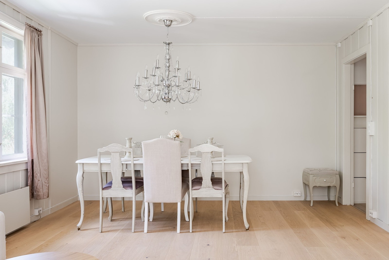 Romslig plass til et større spisebord for sosiale sammenkomster. Galleribilde