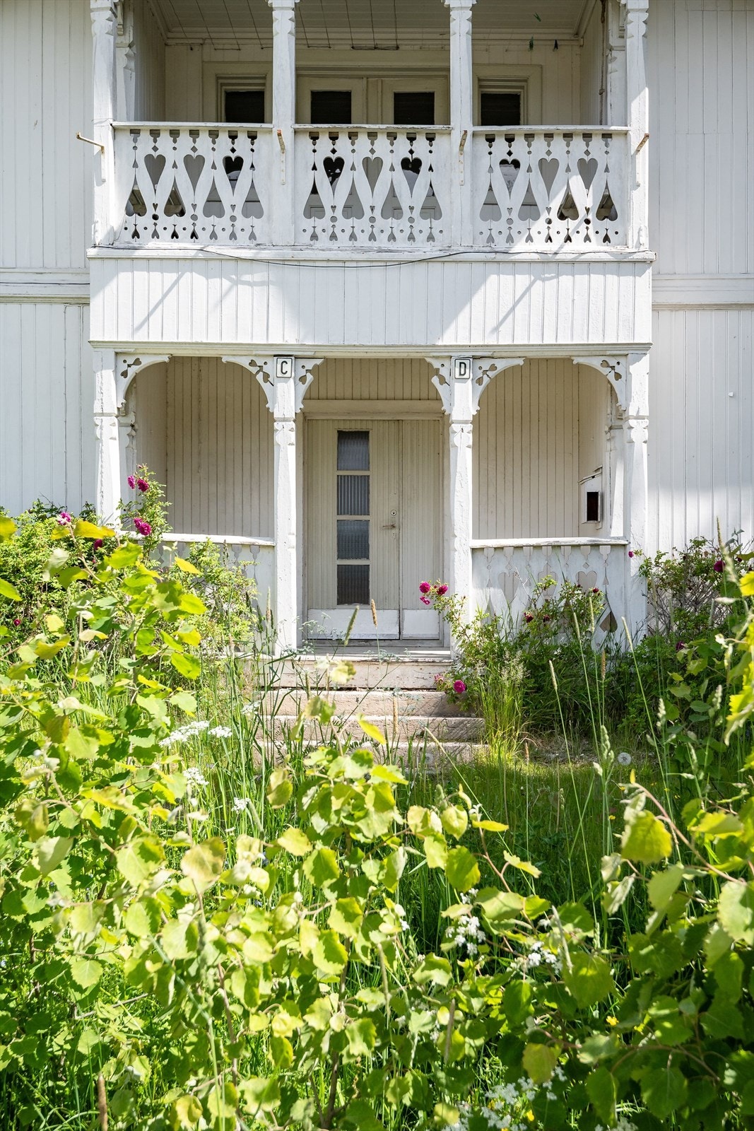 Boligen er inndelt i fire separate leiligheter. Inngangsparti fra vest. Galleribilde