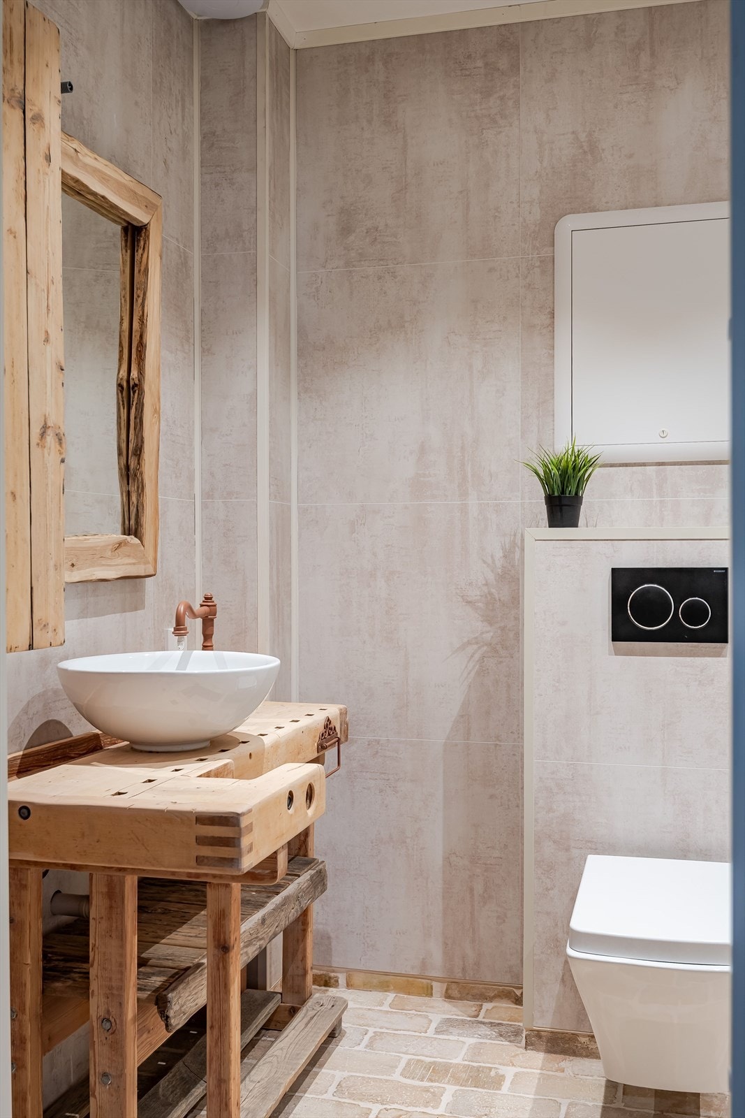 Badet er oppusset i 2024 med særegen primer-behandling av murstein på gulvet. Elektrisk gulvvarme. Galleribilde