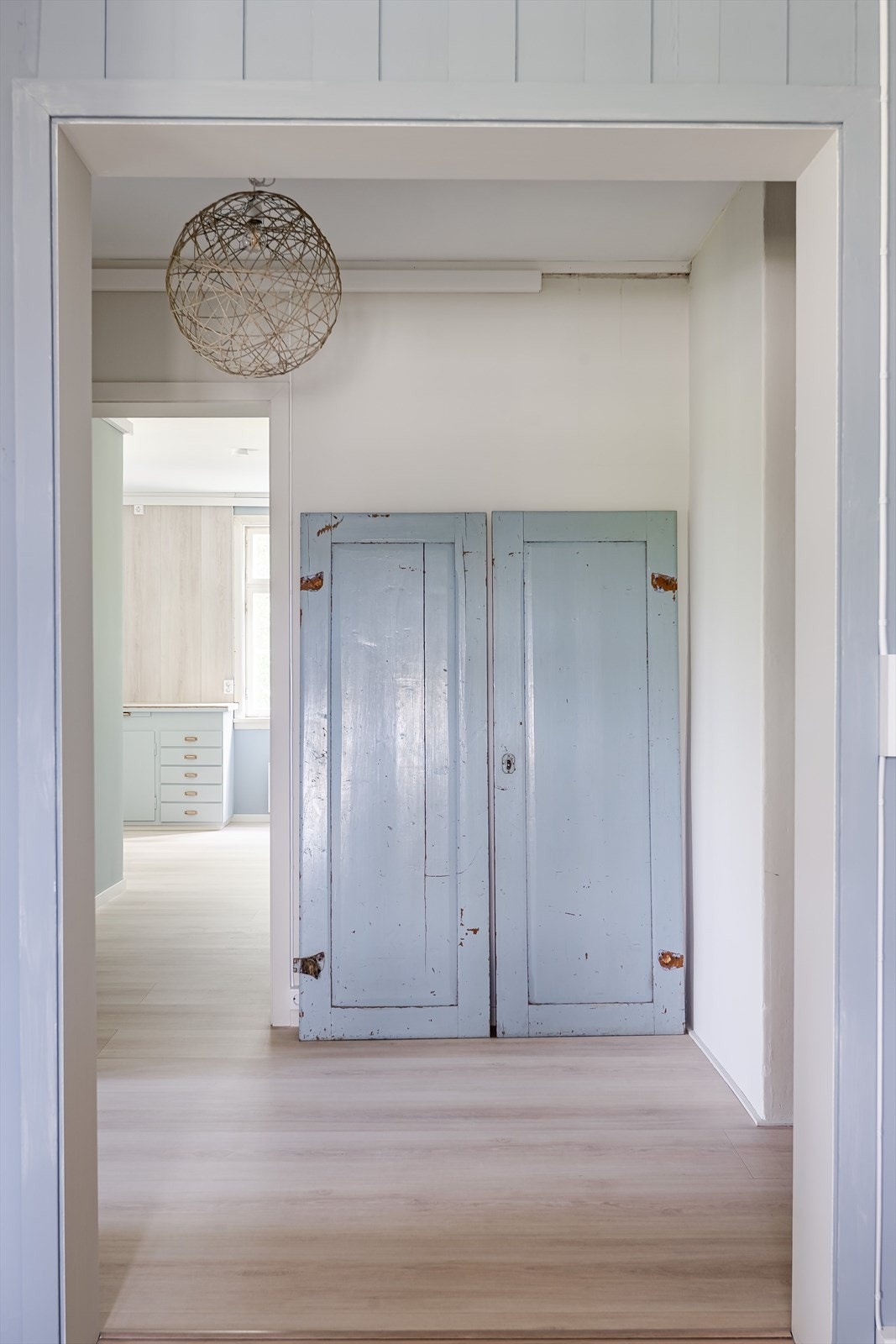 Bygningens originale dører oser av historisk sjarm, selv om dissee kun benyttes til utsmykning. Galleribilde