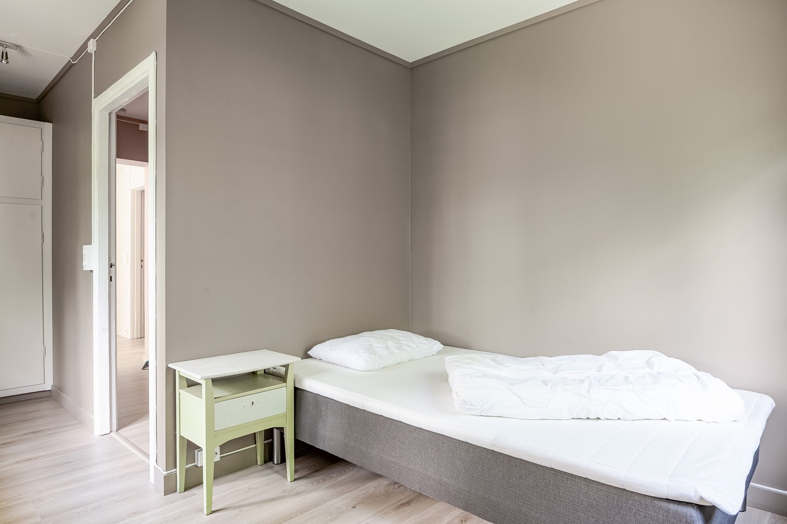 Soverom 1 var opprinnelig et gjennomgangsrom inn til soverom 2. Dette er endret ved at del av rommet er omgjort til en åpen gang fra kjøkkenet. Galleribilde