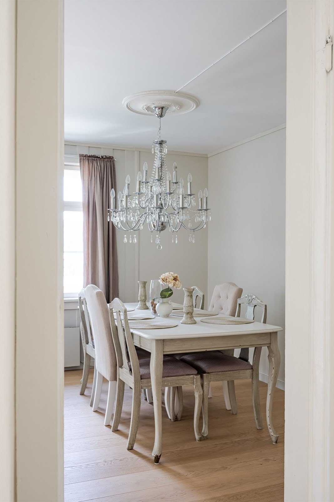 Klassiske detaljer som takrosett er bevart i flere av rommene. Galleribilde