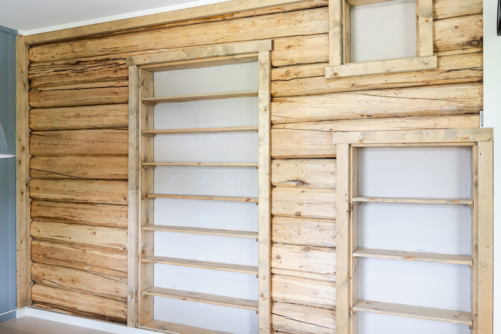 Tømmerveggene er et gjennomgående element som vitner om 1800-tallet. Galleribilde