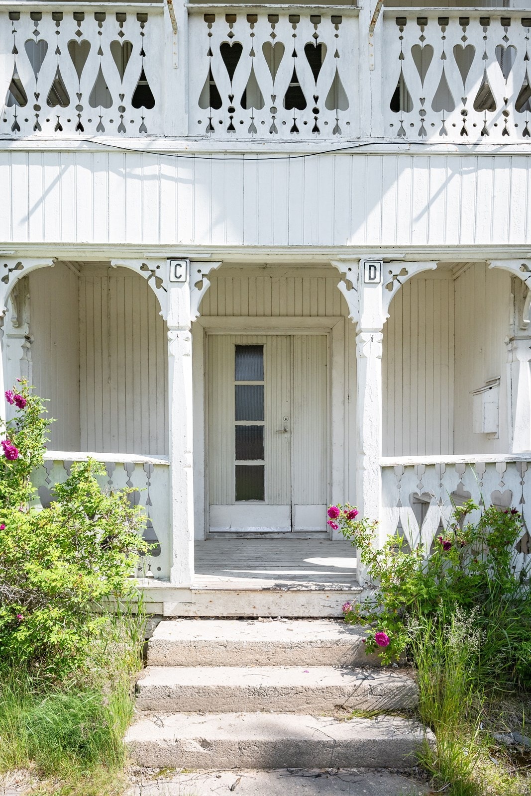 Overbygget inngangsparti med veranda til leilighetene C og D i 2. etasje. (også felles for A og B i 1. etasje) Galleribilde