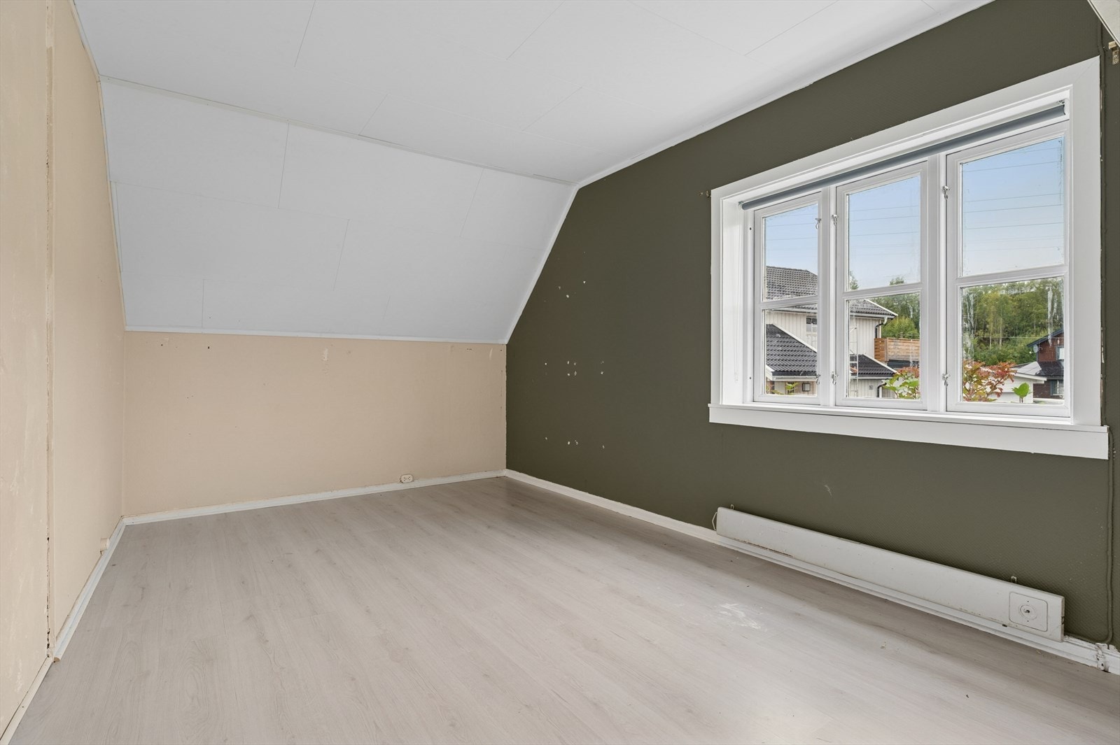 Soverom 2 med god plass til seng og diverse møblement. Galleribilde