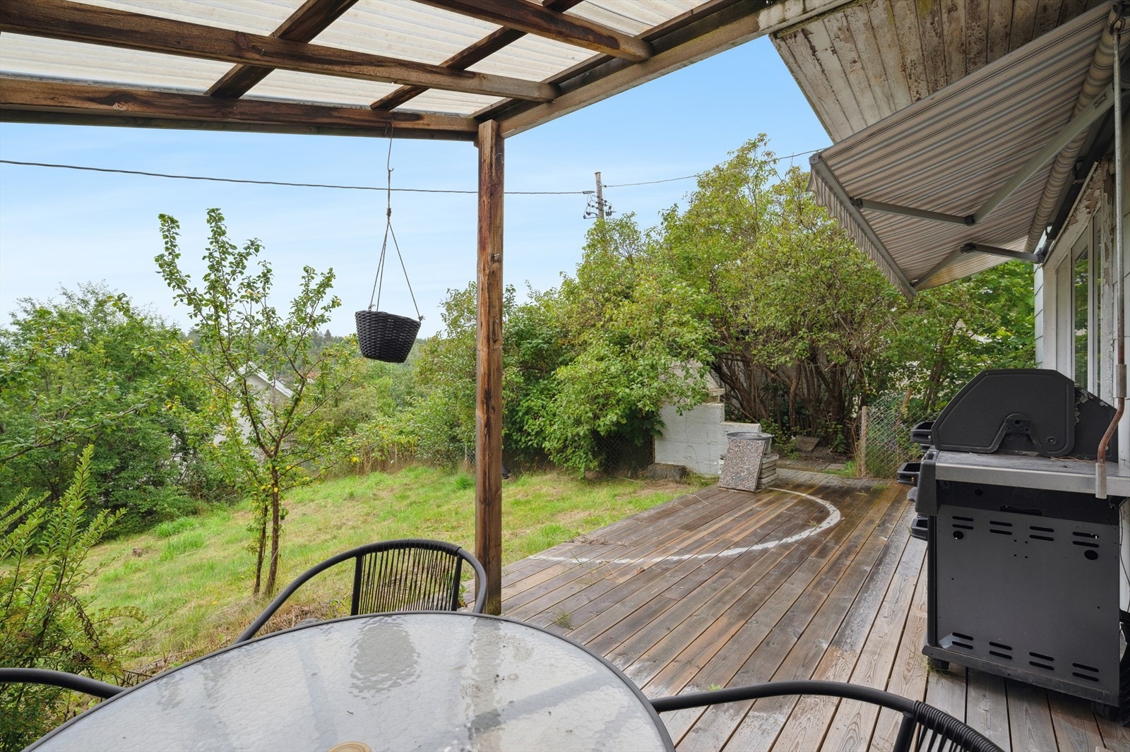 Fra terrassen er det utsyn mot hagen Galleribilde