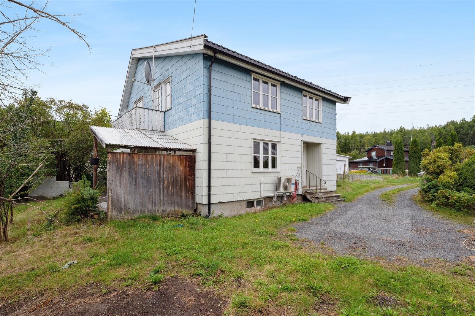 Boligen ligger fint til i et etablert og barnevennlig område i Hønefoss. Galleribilde