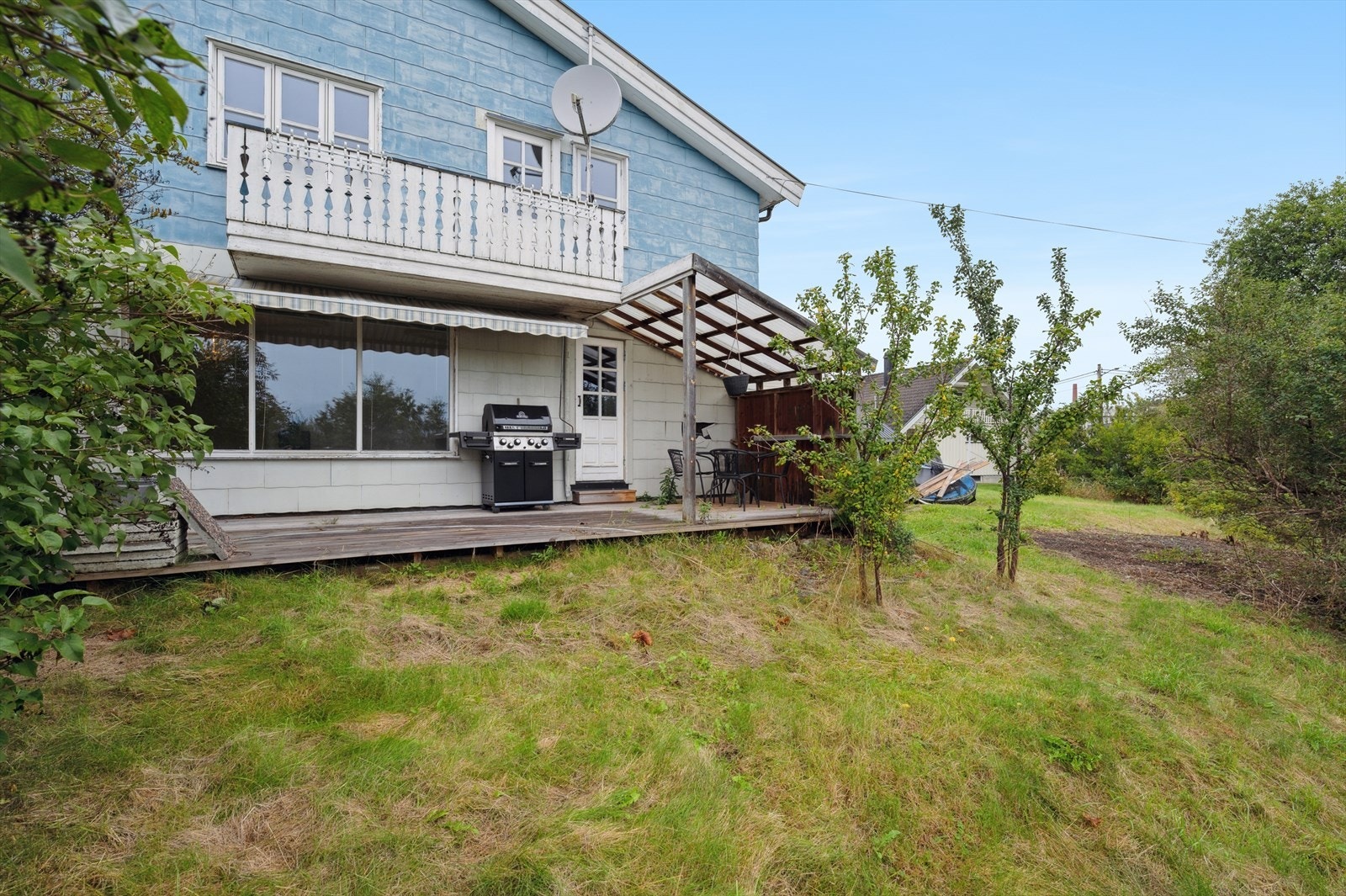 Fin uteplass med utsikt utover hage. Galleribilde