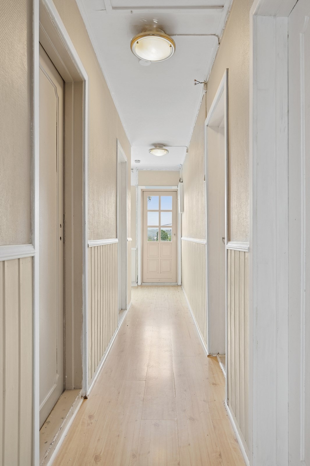 Boligen har totalt 4 soverom, alle plassert i 2.etasje. Dette gir en praktisk og rolig sone for familiens private rom, godt adskilt fra oppholdsrommene i hovedetasjen. Galleribilde