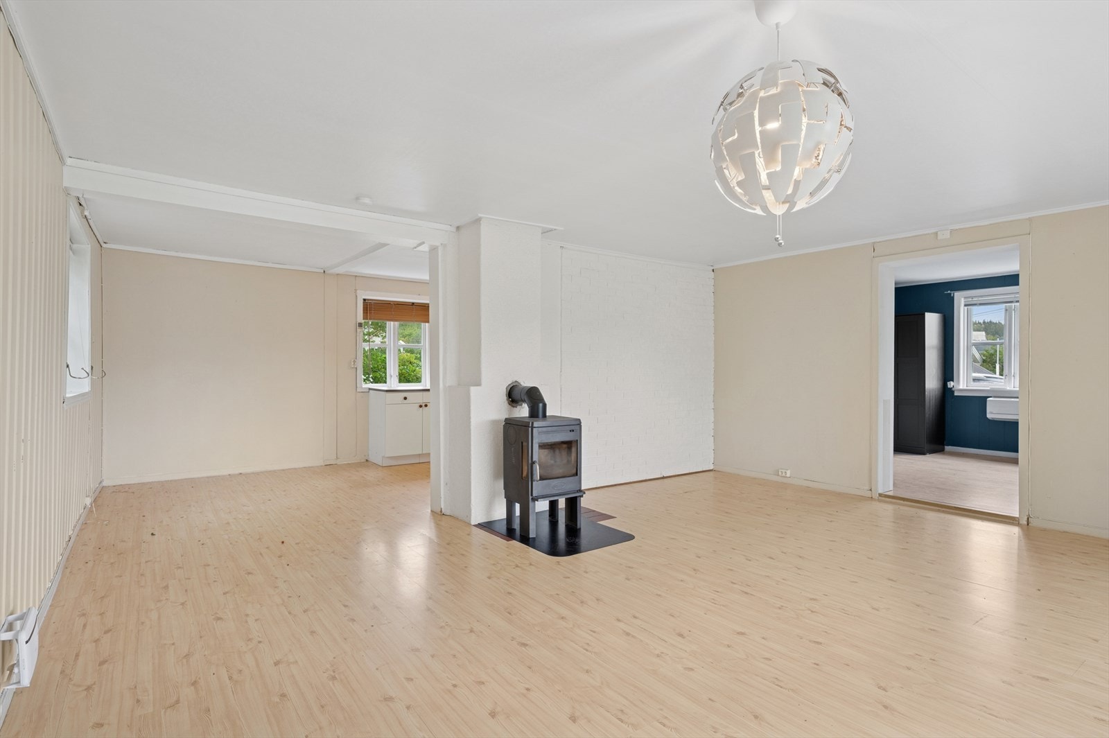 Stuen har montert ildsted og varmepumpe montert i gang, noe som gir fleksible og effektive oppvarmingsmuligheter gjennom hele året. Peisen skaper en lun og koselig atmosfære, mens varmepumpen sørger for jevn temperatur og energieffektiv oppvarming. Galleribilde