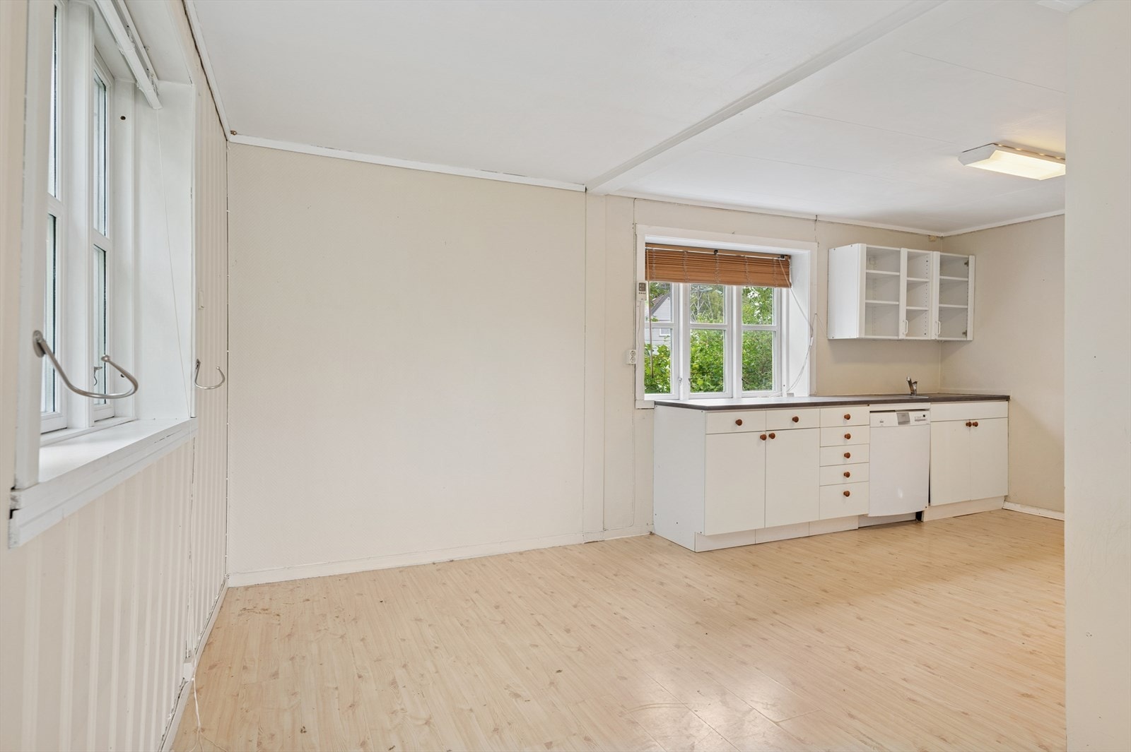 Spisestue med direkte tilgang til kjøkken - perfekt for sosiale måltider. Galleribilde