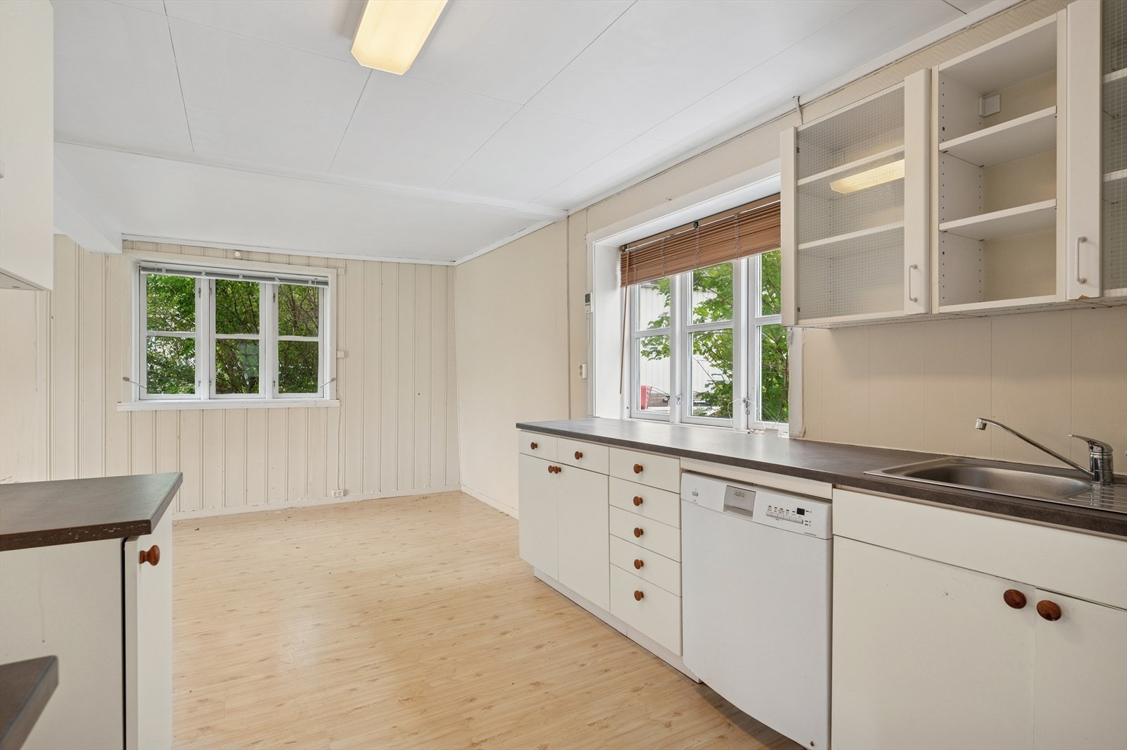 Kjøkkenet har godt med oppbevaringsplass i skuffer og skap. Galleribilde