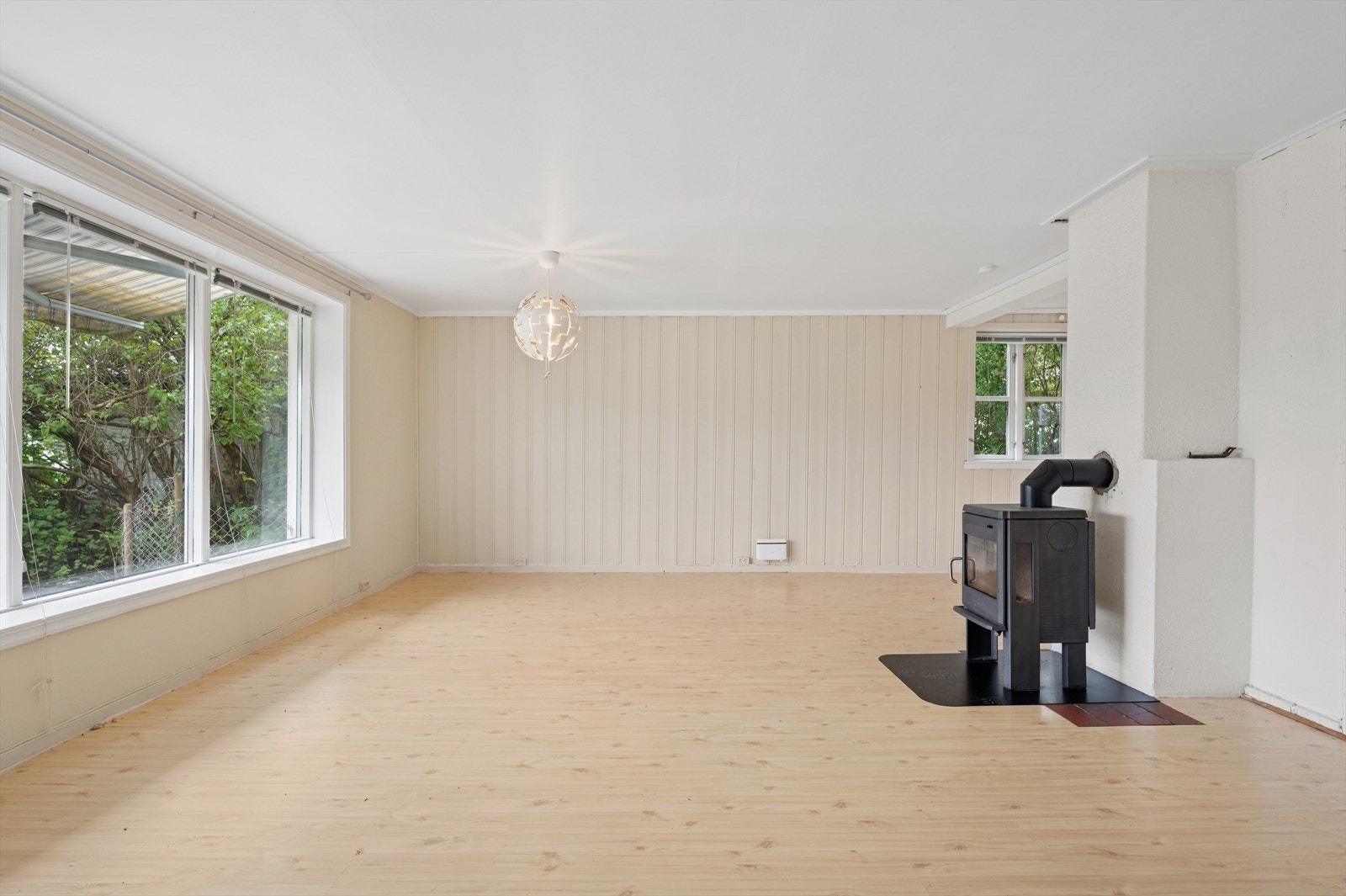 Stuen er romslig med flere møbleringsmuligheter. Galleribilde