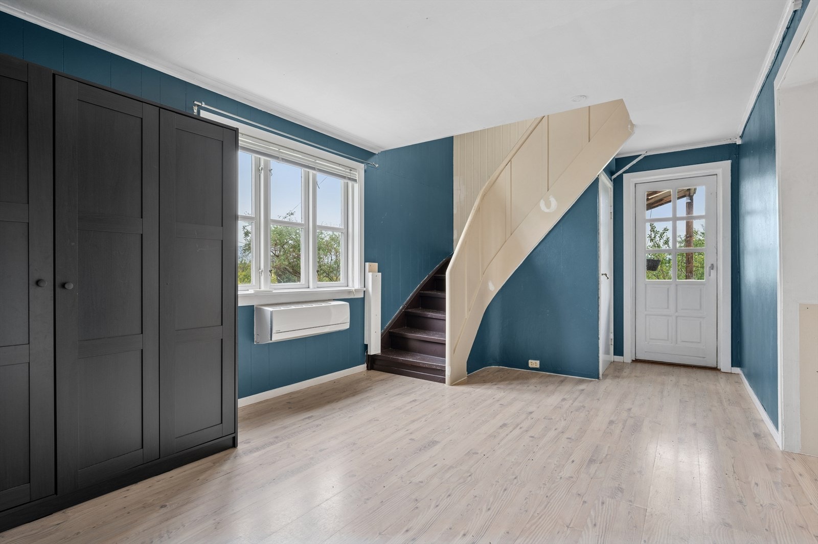 Trappegang opp til 2.etasje, samt. utgang til terrassen i 1. etasje Galleribilde