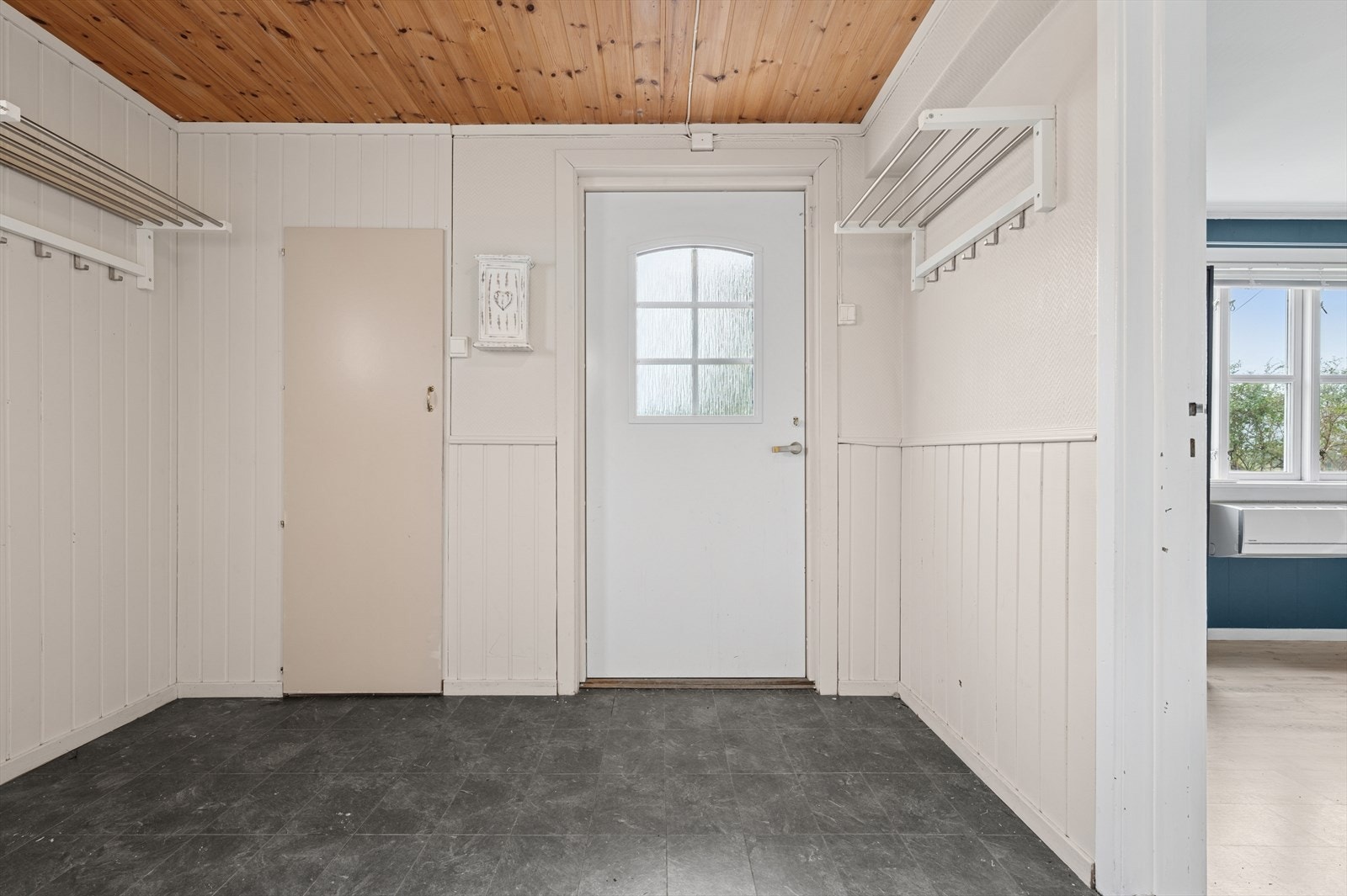 Velkommen inn til en romslig og lys entre med plass for oppbevaring Galleribilde