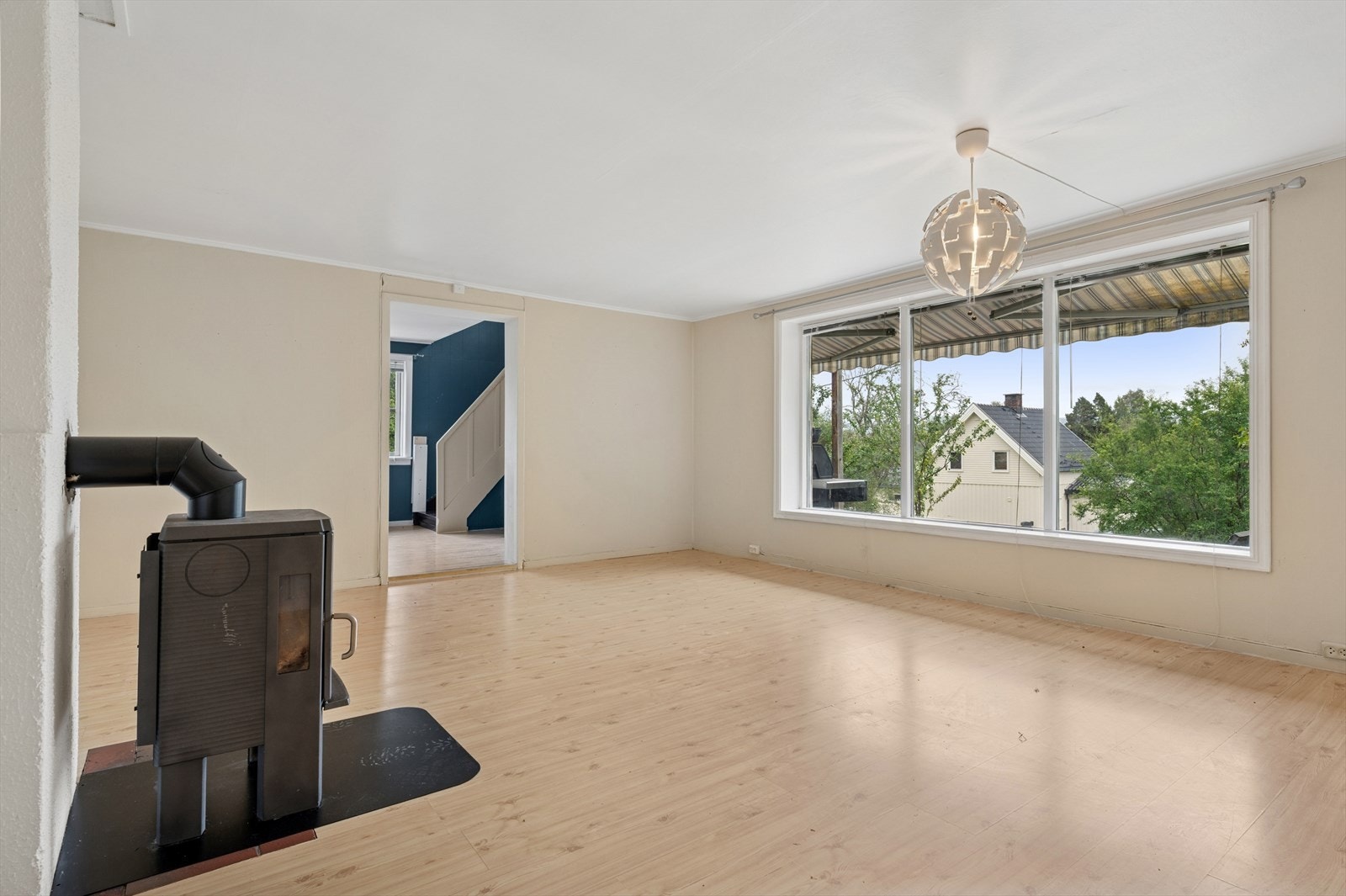 Store vindusflater sørger for godt innslipp av naturlig lys. Galleribilde