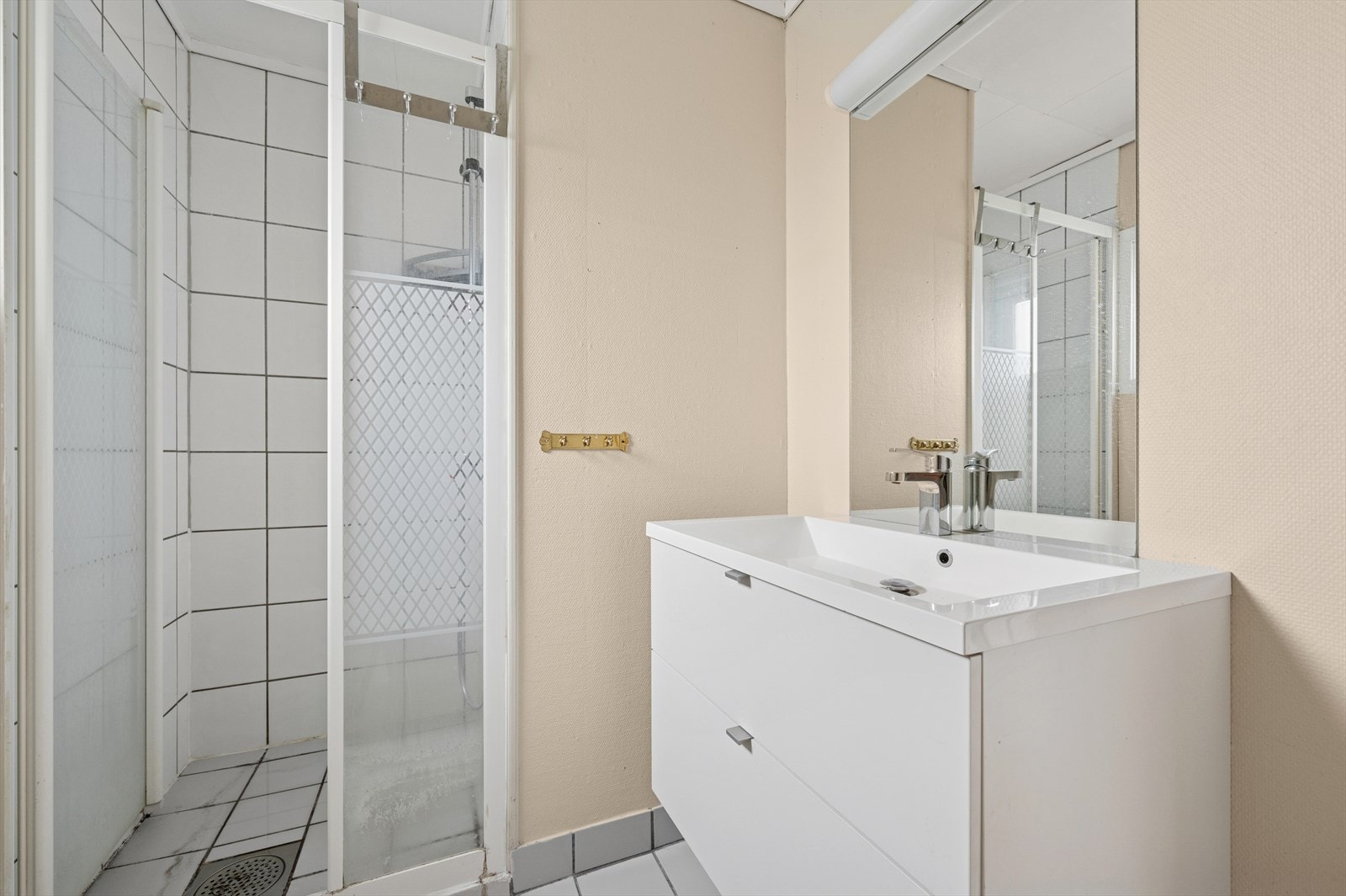 Baderom i 2.etasje. Baderommet er innredet med wc, dusjhjørne og servant Galleribilde