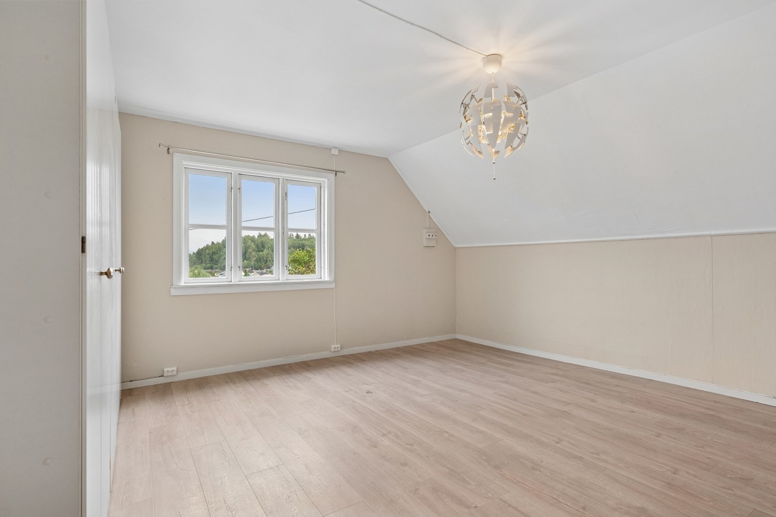 Soverom 1 med nøytrale farger og god møbleringsfrihet Galleribilde