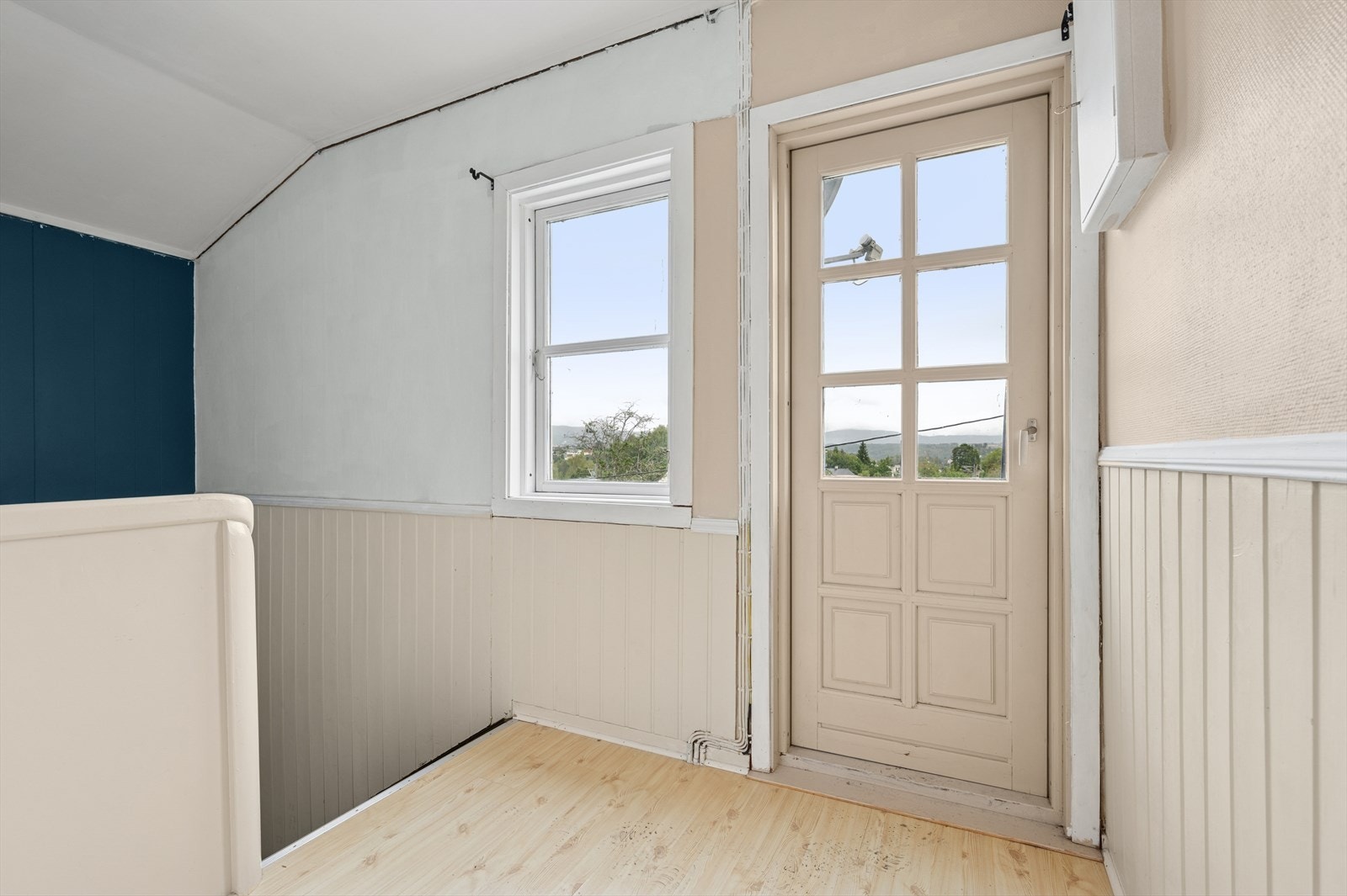 Utgang til balkong i boligens 2. etasje Galleribilde