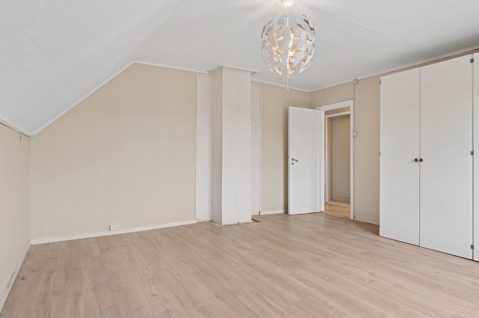 Soverommet er romslig og har godt med skapplass Galleribilde