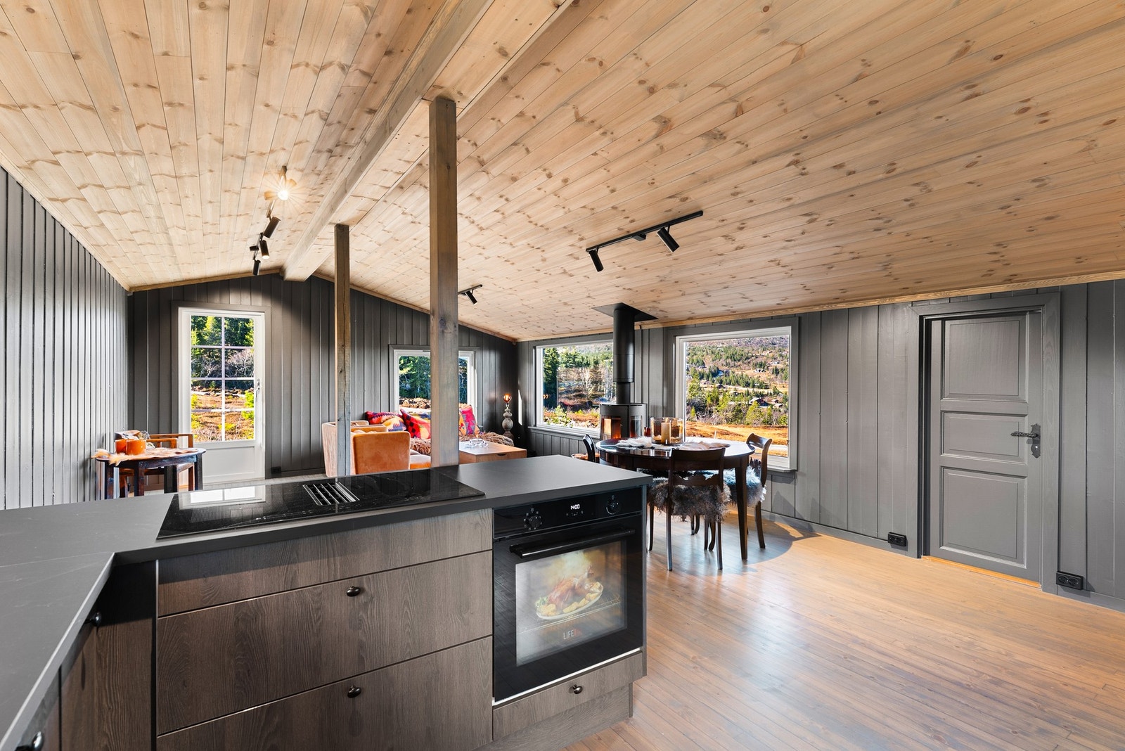 Flott kjøkkeninnredning fra .... med integrerte hvitevarer Galleribilde