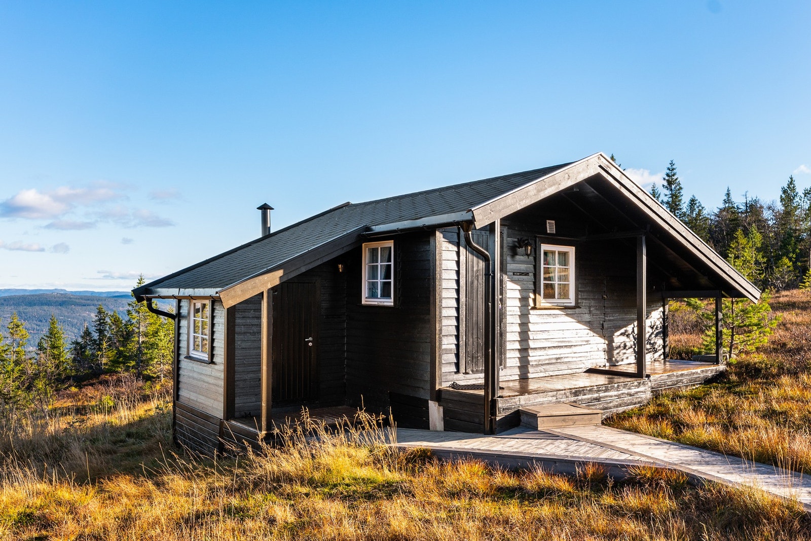 Anneks innredet med sengeplasser, utedo og vedbod Galleribilde