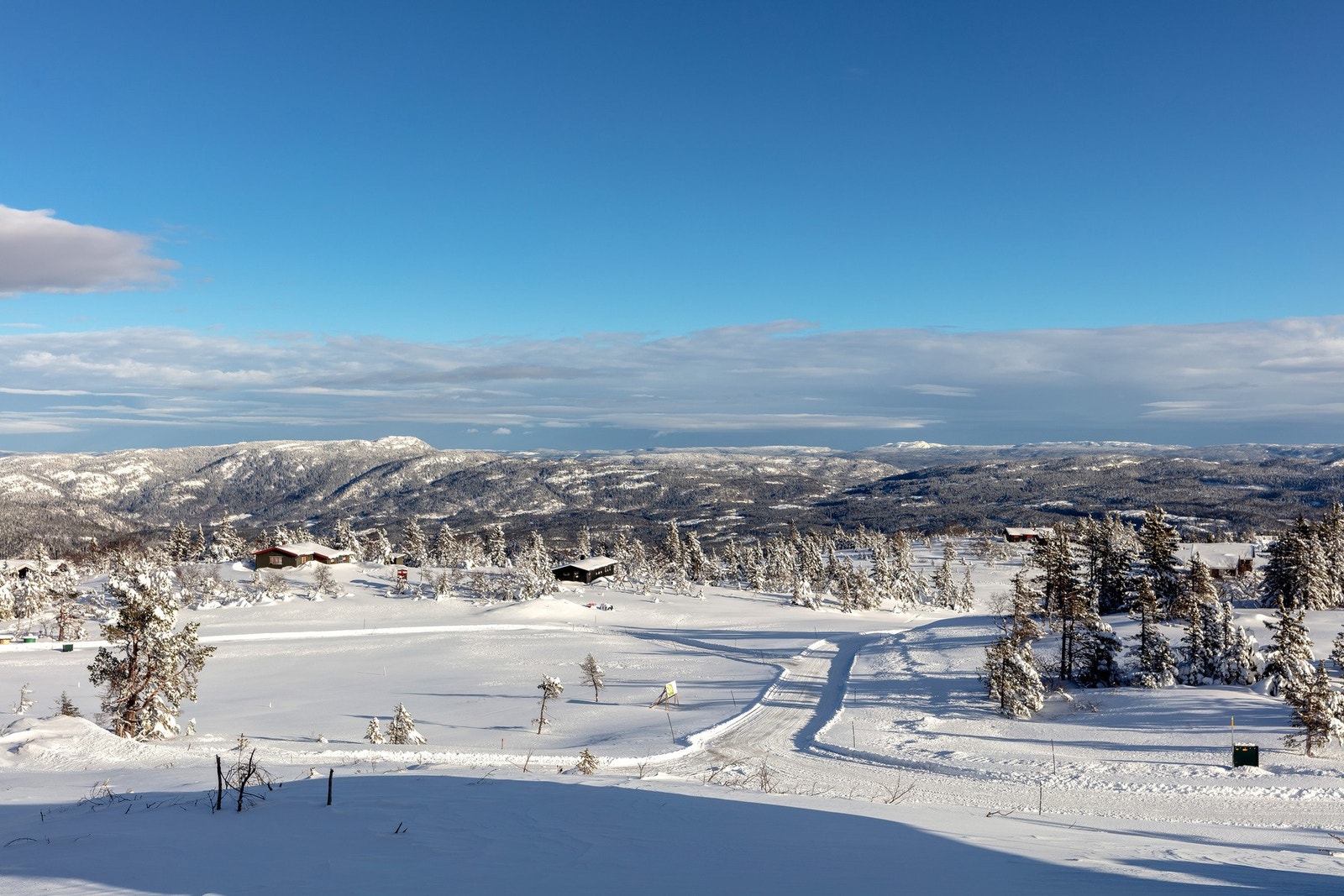 Milevis med preparerte langrennsløyper i varierende terreng Galleribilde