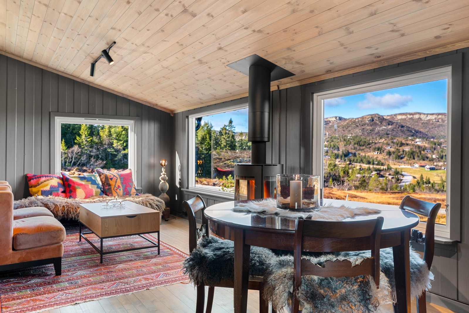 Nydelig stue og kjøkken i åpen løsning. Galleribilde