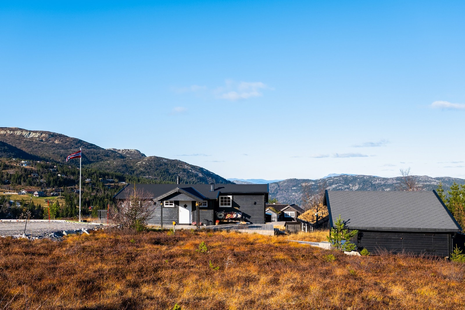 PrivatMegleren v/ Sigrid Lunde har gleden av å ønske velkommen til Høgefjellvegen 250! Galleribilde