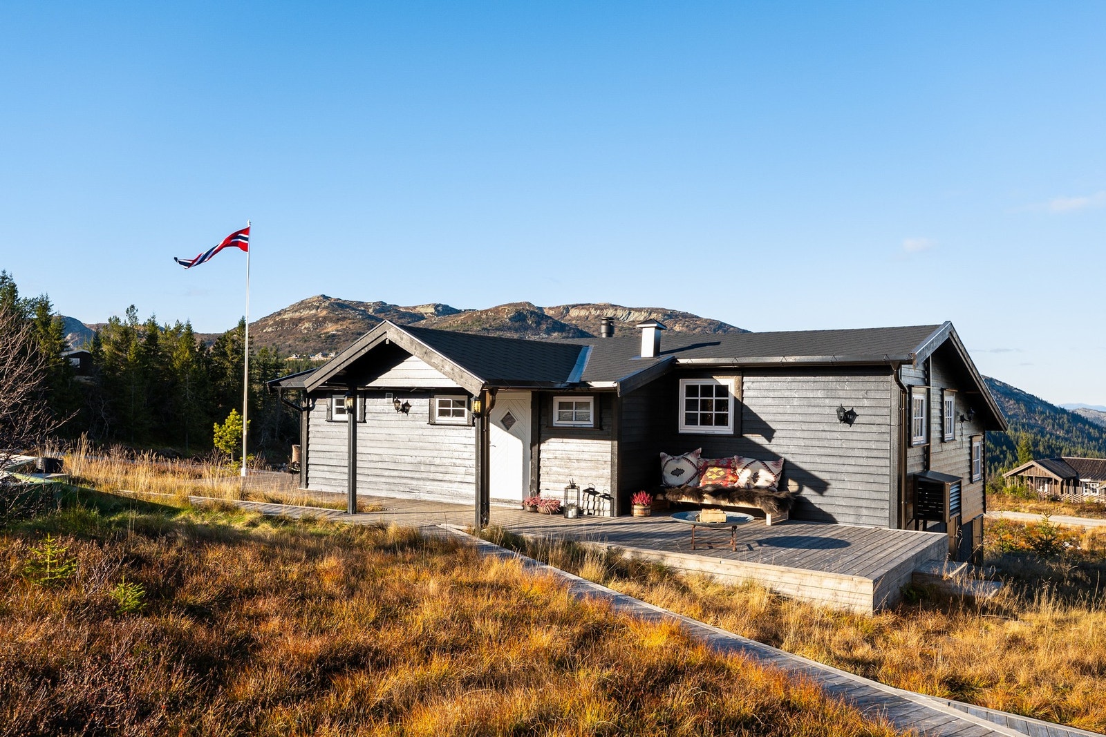 Enkel adkomst med bilveg helt frem og parkering på egen tomt Galleribilde
