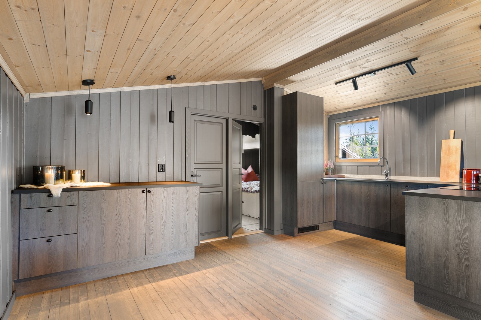 Kjøkkenet har godt med oppbevaringsplass i skuffer og skap Galleribilde