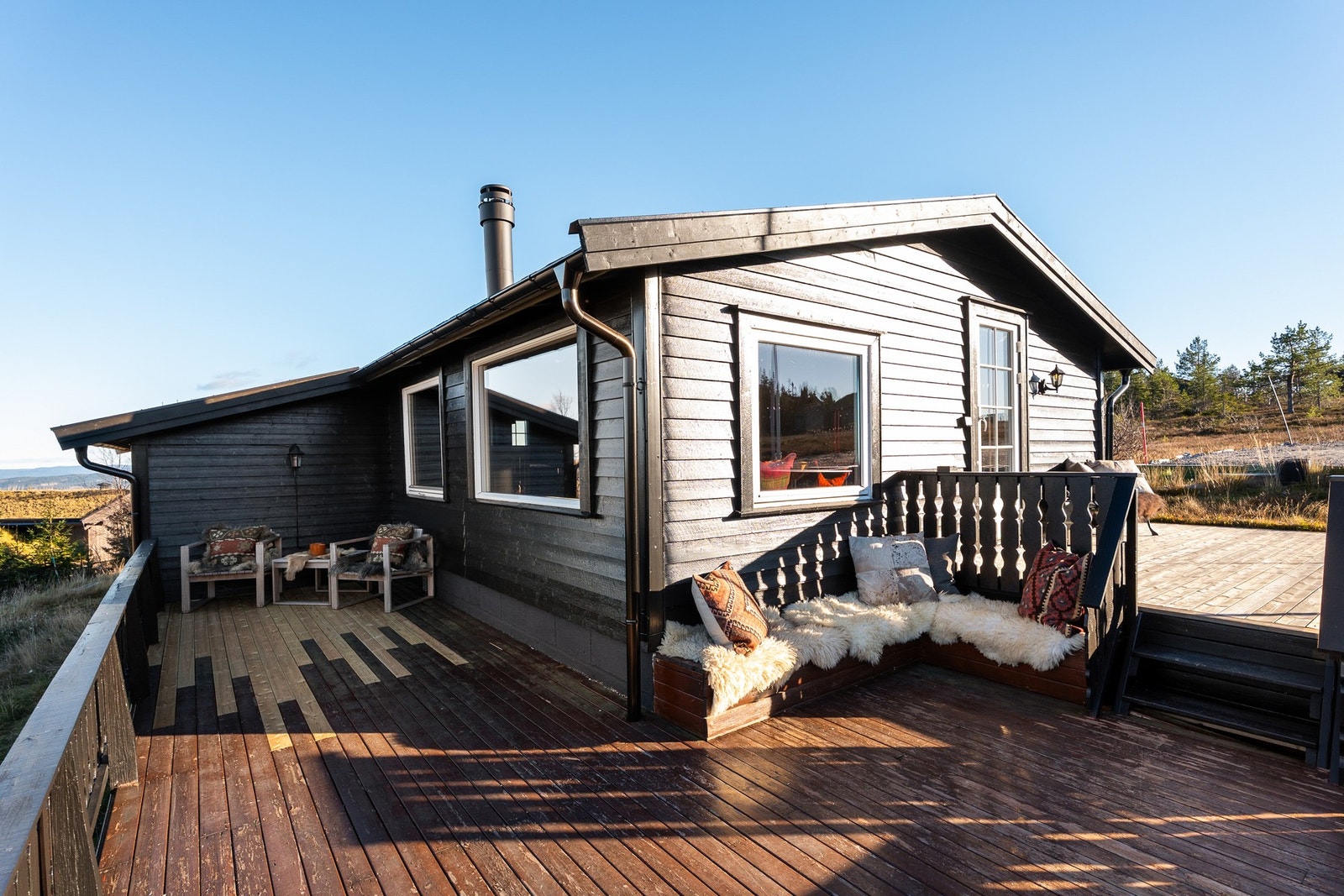 Stor veranda med god plass til utemøblement Galleribilde