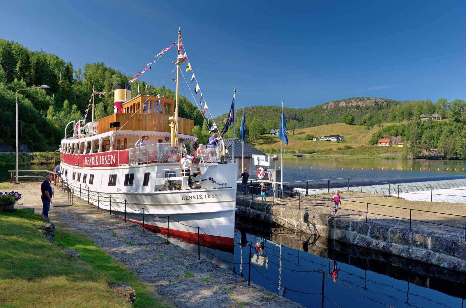 Kanalbåten Henrik Ibsen ved Kjeldal sluse i Lunde. Ikke langt fra Lifjell kan man oppleve den historiske Telemarkskanalen! (Kreditering: Kåre S. Pedersen) Galleribilde