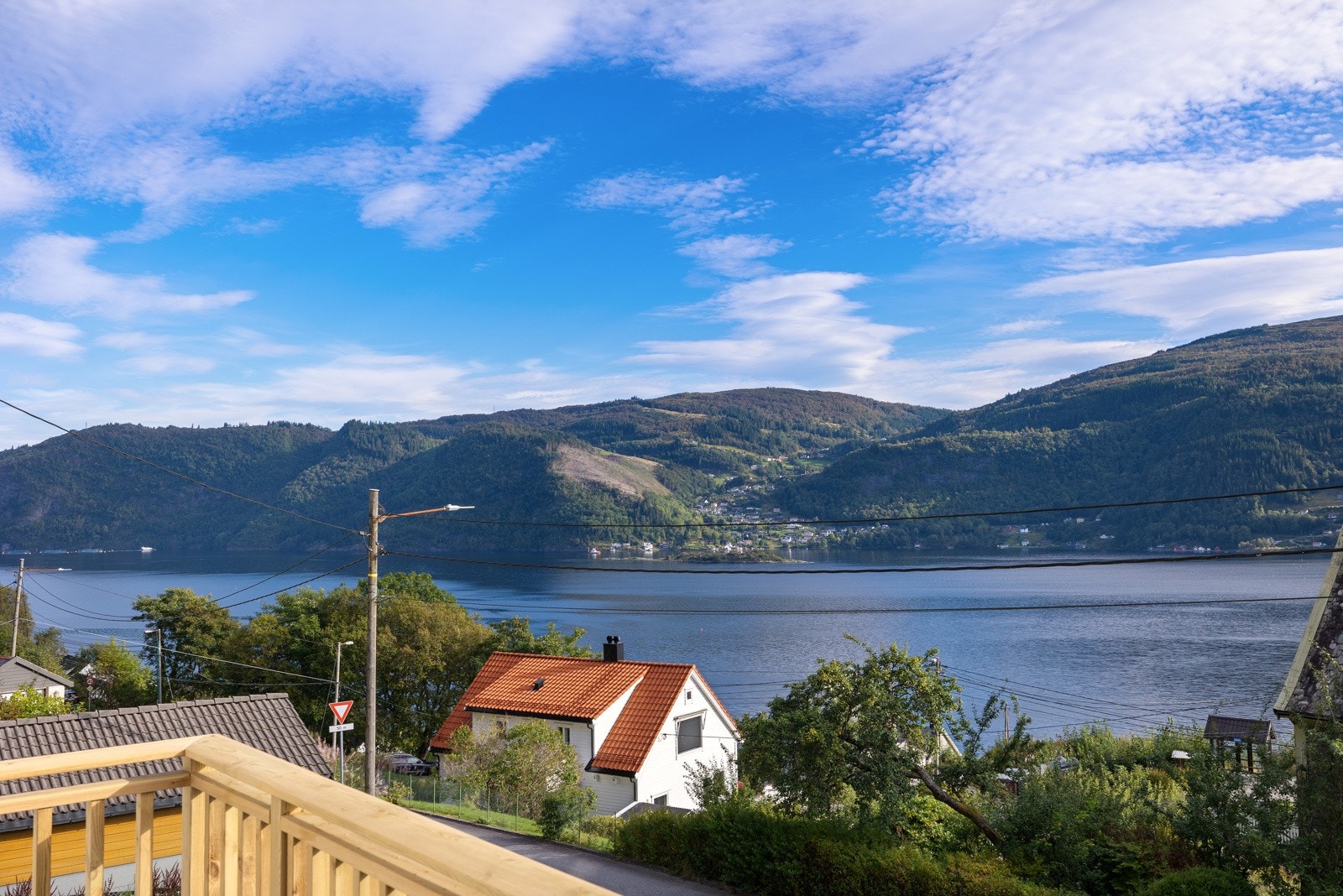 Det er nydelig utsikt over fjord og fjell. Galleribilde