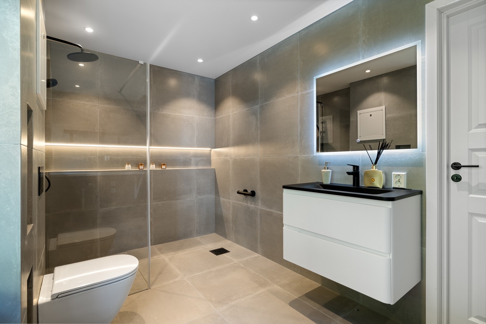 Rommet er helsliset med varmekabler i gulv og downlights i tak. Galleribilde